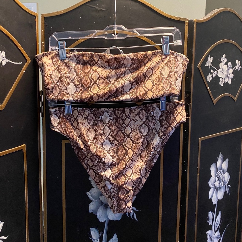 Kendall & Kylie snake skin two piece suit 🔥